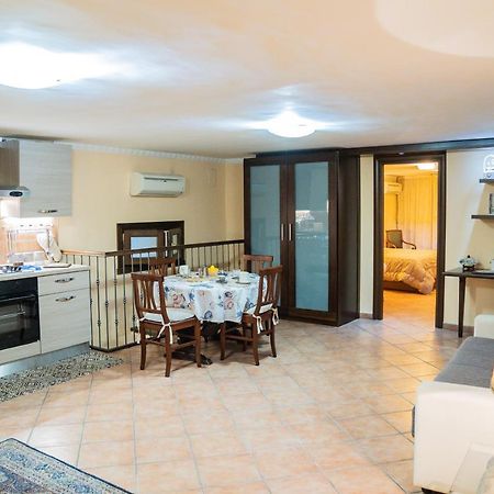 Domus Ugo Apartment Наполи Екстериор снимка