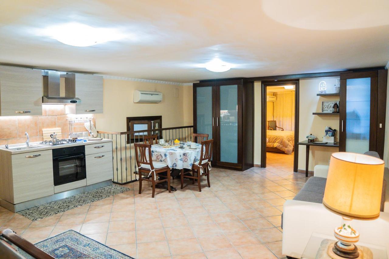 Domus Ugo Apartment Наполи Екстериор снимка