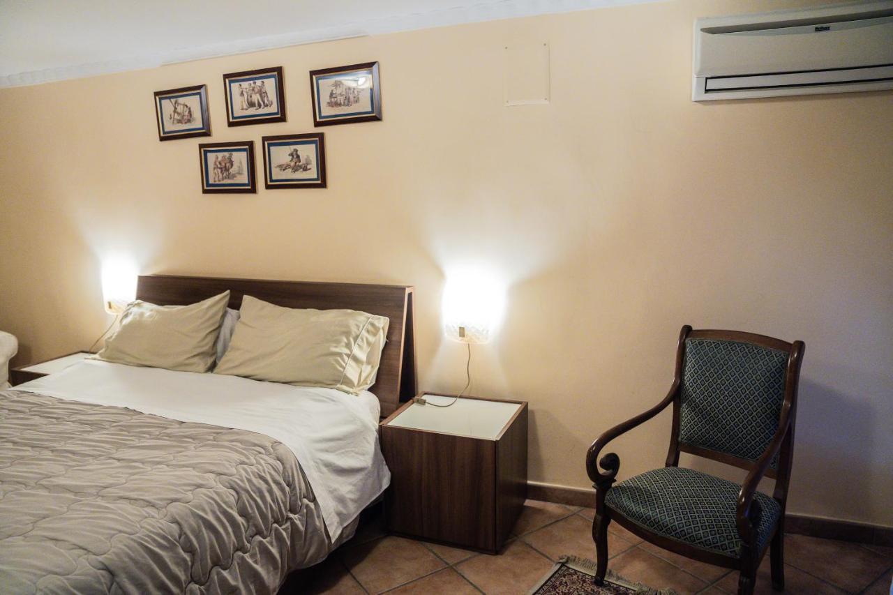 Domus Ugo Apartment Наполи Екстериор снимка