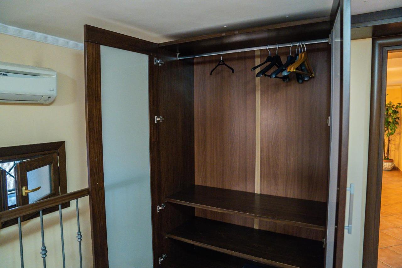 Domus Ugo Apartment Наполи Екстериор снимка