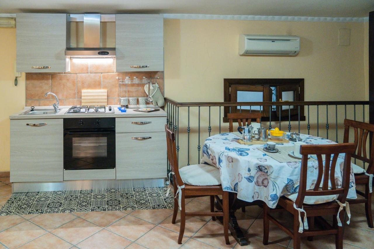 Domus Ugo Apartment Наполи Екстериор снимка