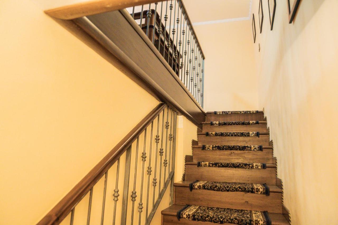 Domus Ugo Apartment Наполи Екстериор снимка