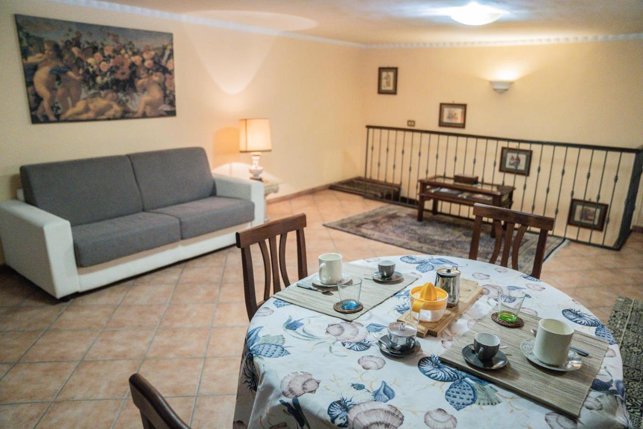 Domus Ugo Apartment Наполи Екстериор снимка