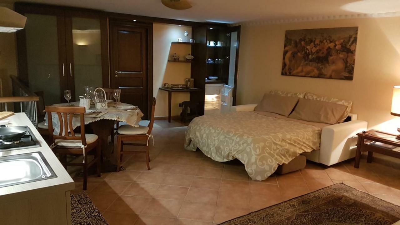 Domus Ugo Apartment Наполи Екстериор снимка