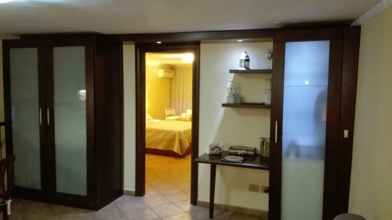 Domus Ugo Apartment Наполи Екстериор снимка